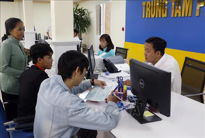 Trong ảnh: Người dân được phục vụ tại Trung tâm Phục vụ hành chính công tỉnh Vĩnh Long. Ảnh: Phạm Minh Tuấn-TTXVN