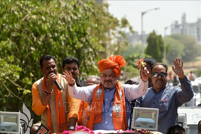 Trong ảnh: Chủ tịch đảng Bharatiya Janata, ông Amit Shah (giữa), trong chiến dịch vận động tranh cử ở Ahmedabad, Ấn Độ, ngày 30/3/2019. Ảnh: AFP/ TTXVN 