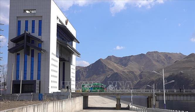 Trong ảnh: Xe chở khách du lịch Trung Quốc đi qua cây cầu mới thông quan trên sông Áp Lục để tới Triều Tiên ngày 8/4/2019. Ảnh: YONHAP/TTXVN