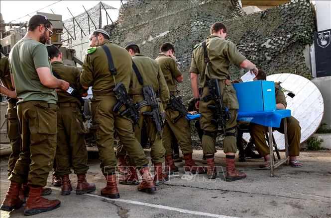 Trong ảnh: Binh sĩ Israel bỏ phiếu sớm tại một địa điểm bầu cử gần biên giới Israel  và Dải Gaza ngày 7/4. Ảnh: AFP/TTXVN