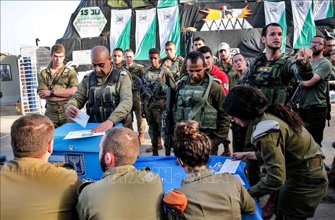 Trong ảnh: Binh sĩ Israel bỏ phiếu sớm tại một địa điểm bầu cử tại phía nam Israel  gần biên giới với Dải Gaza ngày 7/4. Ảnh: AFP/TTXVN