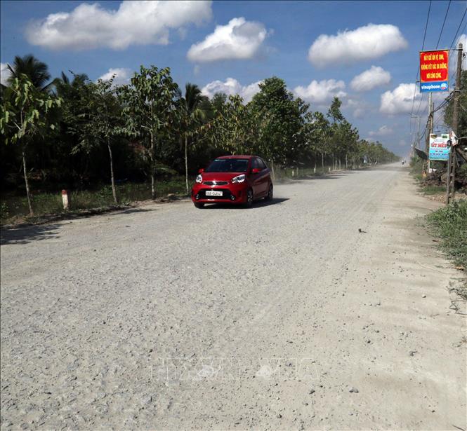 Trong ảnh: Đường về xã Vĩnh Hòa Hưng Bắc được mở rộng tạo điều kiện phát triển kinh tế địa phương. Ảnh: Lê Sen - TTXVN
