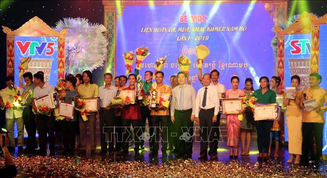 Trong ảnh: Trao giải các tiết mục xuất sắc. Ảnh: Trung Hiếu - TTXVN