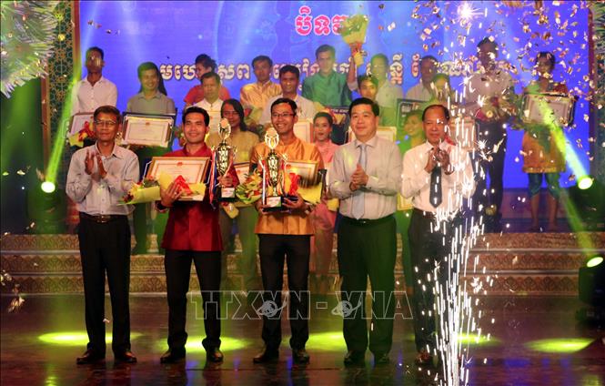 Trong ảnh: Trao giải các tiết mục xuất sắc. Ảnh: Trung Hiếu - TTXVN