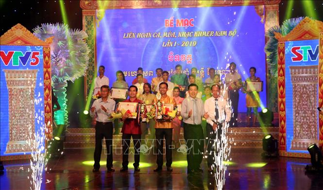 Trong ảnh: Trao giải các tiết mục xuất sắc. Ảnh: Trung Hiếu - TTXVN