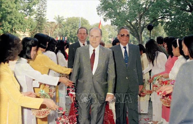 Trong ảnh: Chủ tịch nước Lê Đức Anh đón Tổng thống Francois Mitterrand thăm hữu nghị chính thức Việt Nam từ 9 - 11/2/1993 nhân kỷ niệm 20 năm hai nước chính thức thiết lập quan hệ ngoại giao. Francois Mitterrand là Tổng thống đầu tiên của nước Pháp, cũng là nguyên thủ quốc gia đầu tiên của một nước phương Tây sang thăm chính thức Việt Nam sau năm 1975. Cũng trong chuyến thăm này, ông đã kêu gọi Hoa Kỳ bình thường hóa quan hệ với Việt Nam. Ảnh: Cao Phong - TTXVN
