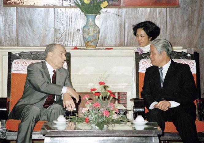 Trong ảnh: Tổng Bí thư Đỗ Mười tiếp thân mật Tổng thống Francois Mitterrand thăm hữu nghị chính thức Việt Nam, chiều 9/2/1993 tại Hà Nội. Ảnh: Cao Phong - TTXVN
