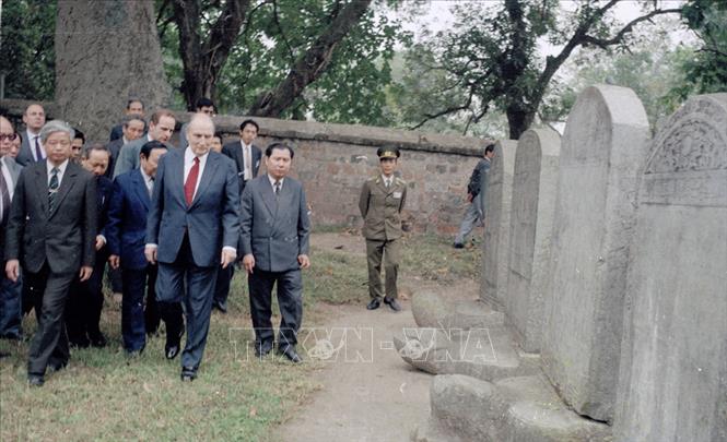 Trong ảnh: Tổng thống Pháp Francois Mitterrand đến thăm Khu di tích Văn Miếu-Quốc Tử Giám (Hà Nội), ngày 10/2/1993, nhân chuyến thăm hữu nghị chính thức Việt Nam từ 9 - 11/2/1993. Ảnh: Kim Hùng - TTXVN
