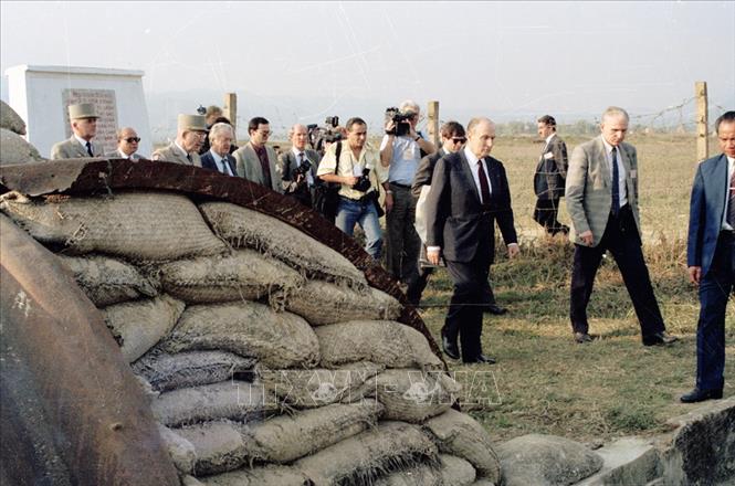 Trong ảnh: Trong chuyến thăm hữu nghị chính thức Việt Nam từ 9 - 11/2/1993, ngày 10/2, Tổng thống Pháp Francois Mitterrand đã đến Điện Biên thăm Khu di tích chiến thắng Điện Biên Phủ. Ảnh: Đinh Quang Thành – TTXVN
