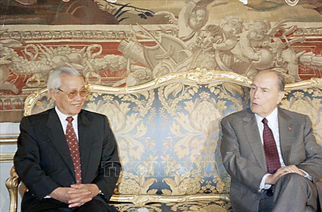Trong ảnh: Ngày 25/6/1993, tại Điện Élysée ở thủ đô Paris, Tổng thống Pháp Francois Mitterrand tiếp Thủ tướng Võ Văn Kiệt dẫn đầu Đoàn đại biểu Chính phủ Việt Nam thăm chính thức Pháp từ 23 - 28/6/1993. Ảnh: Minh Đạo - TTXVN

