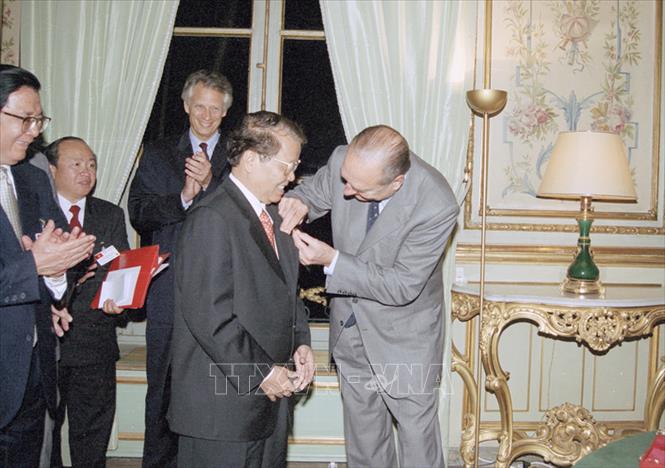 Trong ảnh: Ngày 28/10/2002, tại Điện Élysée ở thủ đô Paris, Tổng thống Pháp Jacques Chirac trao tặng Huân chương Bắc Đẩu bội tinh hạng Nhất của Nhà nước Pháp cho Chủ tịch nước Trần Đức Lương. Ảnh: Nguyễn Khang - TTXVN
