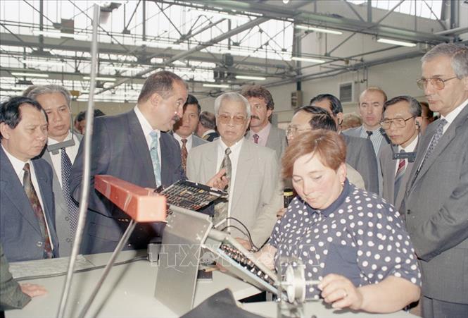Trong ảnh: Thủ tướng Võ Văn Kiệt thăm nhà máy sản xuất thiết bị của hãng Alcatel ở Normandy, trong chuyến thăm chính thức Cộng hòa Pháp, tháng 6/1993. Ảnh: Minh Đạo - TTXVN

