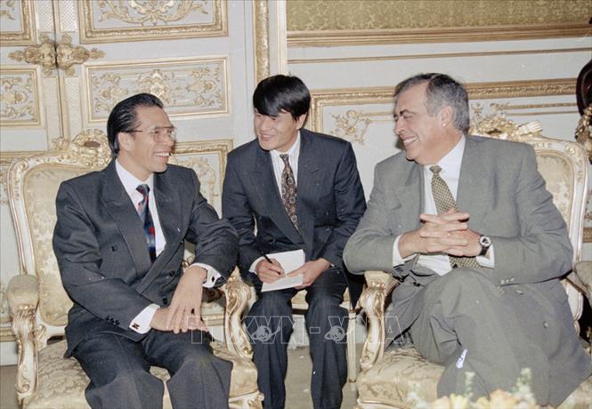 Trong ảnh: Ngày 26/10/1993, tại trụ sở Quốc hội Pháp, Chủ tịch Quốc hội Philippe Séguin tiếp Chủ tịch Quốc hội Nông Đức Mạnh thăm chính thức Cộng hòa Pháp từ ngày 23 - 27/10/1993. Ảnh: Xuân Tuân - TTXVN
