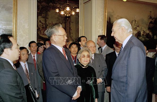 Trong ảnh: Chủ tịch Thượng viện Pháp René Monory tiếp và chiêu đãi Chủ tịch nước Lê Đức Anh cùng Phu nhân sang thăm và dự Lễ kỷ niệm lần thứ 50 Ngày chiến thắng phát xít tại Pháp, ngày 11/5/1995, tại Paris. Ảnh: Cao Phong - TTXVN
