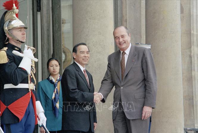Trong ảnh: Ngày 1/4/1998, tại Điện Elyseé ở thủ đô Paris, Tổng thống Pháp Jacques Chirac tiếp và hội đàm với Thủ tướng Phan Văn Khải thăm chính thức Cộng hòa Pháp. Ảnh: Kim Hùng - TTXVN
