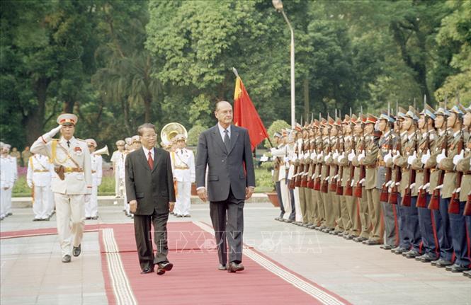 Trong ảnh: Chủ tịch nước Trần Đức Lương đón Tổng thống Pháp Jacques Chirac thăm chính thức Việt Nam và dự Hội nghị Cấp cao Diễn đàn Á-Âu lần thứ 5 (ASEM 5), từ ngày 6 - 8/10/2004. Ảnh: Nguyễn Khang - TTXVN
