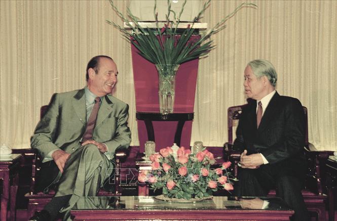 Trong ảnh: Ngày 12/11/1997, tại Văn phòng Trung ương Đảng, Tổng Bí thư Đỗ Mười tiếp Tổng thống Pháp Jacques Chirac thăm chính thức Việt Nam và dự Hội nghị thượng đỉnh Cộng đồng Pháp ngữ tại Hà Nội. Ảnh: Nguyễn Khang - TTXVN
