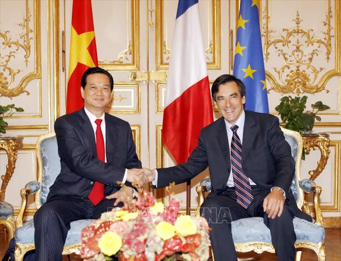 Trong ảnh: Thủ tướng Nguyễn Tấn Dũng hội đàm với Thủ tướng Francois Fillon tại Dinh Thủ tướng Pháp - Điện Matignon ở thủ đô Paris, trưa 1/10/2007, trong khuôn khổ chuyến thăm chính thức Cộng hoà Pháp từ 29/9 - 4/10/2007. Ảnh: Đức Tám – TTXVN