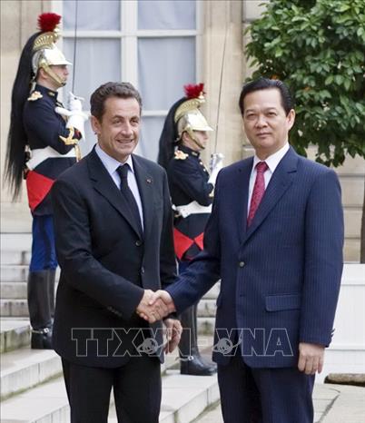 Trong ảnh: Tổng thống Nicolas Sarkozy tiếp Thủ tướng Nguyễn Tấn Dũng tại Điện Élysée ở thủ đô Paris, ngày 1/10/2007, trong chuyến thăm chính thức Cộng hòa Pháp. Ảnh: Đức Tám - TTXVN
