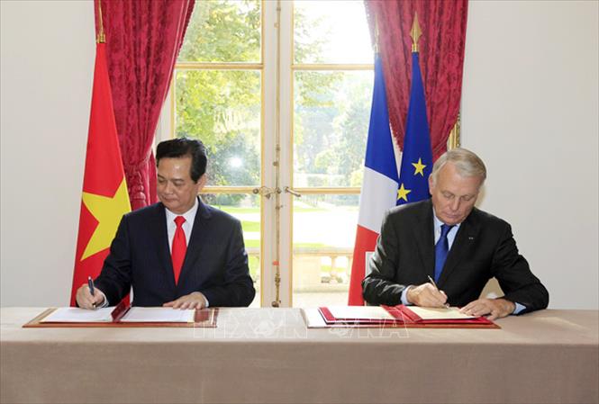 Trong ảnh: Thủ tướng Nguyễn Tấn Dũng và Thủ tướng Jean-Marc Ayrault ký Tuyên bố chung về Quan hệ Đối tác chiến lược Việt Nam - Pháp trong chuyến thăm chính thức Cộng hòa Pháp, ngày 25/9/2013, tại thủ đô Paris. Ảnh: Đức Tám – TTXVN