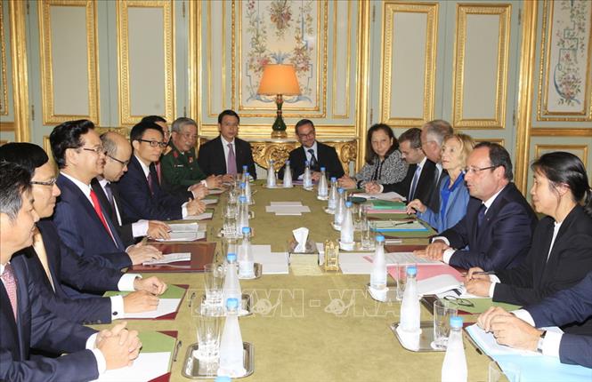 Trong ảnh: Thủ tướng Nguyễn Tấn Dũng hội kiến Tổng thống Francois Hollande trong chuyến thăm chính thức Cộng hòa Pháp, ngày 25/9/2013, tại Điện Élysée. Ảnh: Đức Tám – TTXVN