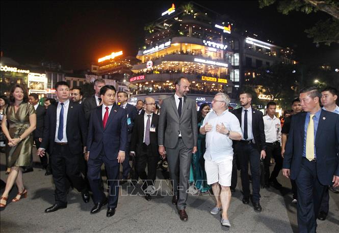 Trong ảnh: Nhân chuyến thăm chính thức Việt Nam, tối 3/11/2018, Thủ tướng Pháp Édouard Philippe đi dạo khu vực hồ Hoàn Kiếm, tham quan không gian văn hóa phố đi bộ và những công trình mang kiến trúc Pháp của Hà Nội. Ảnh: Lâm Khánh - TTXVN