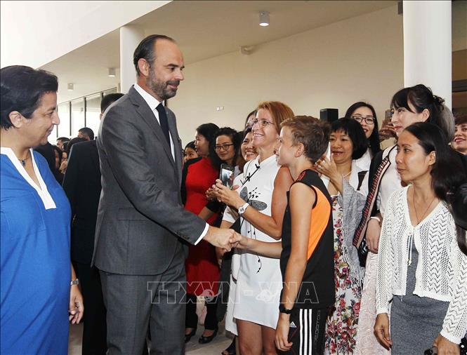 Trong ảnh: Thủ tướng Pháp Édouard Philippe đến thăm và cắt băng khánh thành Trường Quốc tế Pháp Alexandre Yersin tại quận Long Biên (Hà Nội), ngày 3/11/2018, nhân chuyến thăm chính thức Việt Nam. Ảnh: Văn Điệp – TTXVN