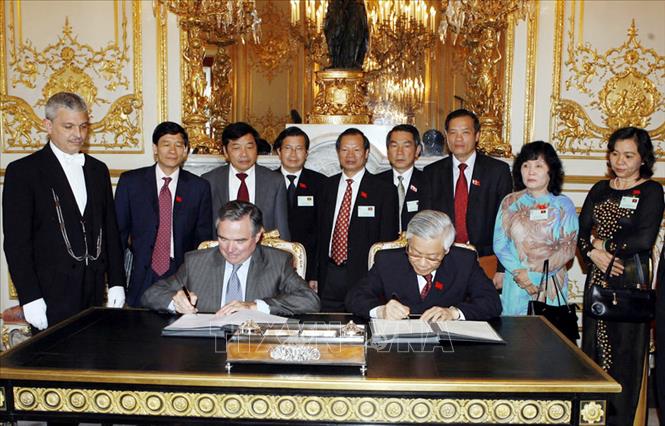 Trong ảnh: Chủ tịch Quốc hội Nguyễn Phú Trọng và Chủ tịch Quốc hội Pháp Bernard Accoyer ký thoả thuận hợp tác giữa Quốc hội hai nước, nhân chuyến thăm hữu nghị chính thức Cộng hòa Pháp, tháng 6/2008. Ảnh: Trí Dũng - TTXVN