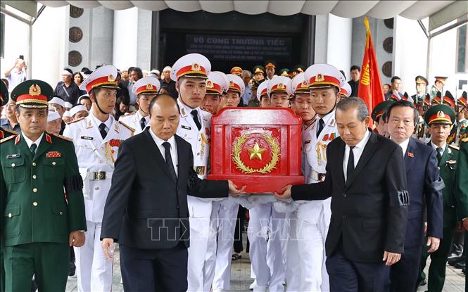 Trong ảnh: Thủ tướng Nguyễn Xuân Phúc, Trưởng Ban Lễ tang và Phó Thủ tướng Thường trực Trương Hoà Bình đưa linh cữu Trung tướng Đồng Sỹ Nguyên ra linh xa. Ảnh: Thống Nhất – TTXVN

