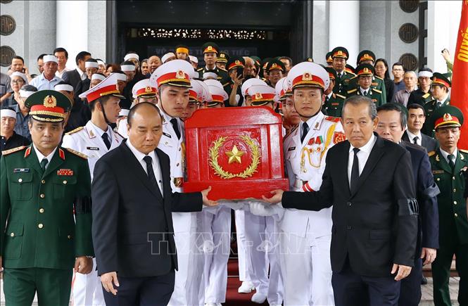 Trong ảnh: Thủ tướng Nguyễn Xuân Phúc, Trưởng Ban lễ tang và Phó Thủ tướng Thường trực Trương Hoà Bình đưa linh cữu Trung tướng Đồng Sỹ Nguyên ra linh xa. Ảnh: Thống Nhất –TTXVN
