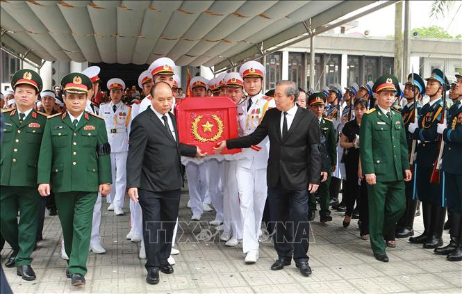 Trong ảnh: Thủ tướng Nguyễn Xuân Phúc, Trưởng ban Lễ tang và Phó Thủ tướng Thường trực Trương Hòa Bình đưa linh cữu đồng chí Trung tướng Đồng Sỹ Nguyên về nơi an nghỉ cuối cùng. Ảnh: Doãn Tấn - TTXVN
