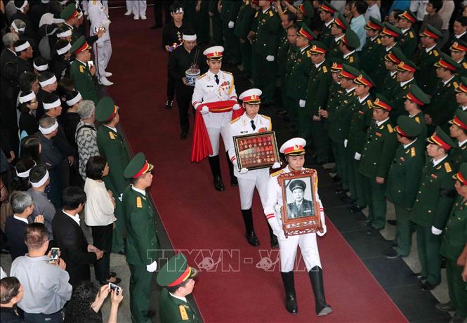 Trong ảnh: Đội tiêu binh thực hiện nghi lễ chuyển di ảnh đồng chí Đồng Sỹ Nguyên ra linh xa. Ảnh: Văn Điệp – TTXVN