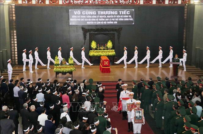 Trong ảnh: Đội tiêu binh thực hiện nghi lễ chuyển di ảnh đồng chí Đồng Sỹ Nguyên ra linh xa. Ảnh: Văn Điệp – TTXVN