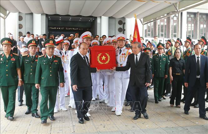 Trong ảnh: Thủ tướng Nguyễn Xuân Phúc, Trưởng ban Lễ tang và Phó Thủ tướng Thường trực Trương Hòa Bình đưa linh cữu đồng chí Trung tướng Đồng Sỹ Nguyên về nơi an nghỉ cuối cùng. Ảnh: Doãn Tấn - TTXVN