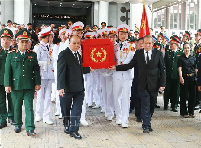 Trong ảnh: Thủ tướng Nguyễn Xuân Phúc, Trưởng ban Lễ tang và Phó Thủ tướng Thường trực Trương Hòa Bình đưa linh cữu đồng chí Trung tướng Đồng Sỹ Nguyên về nơi an nghỉ cuối cùng. Ảnh: Doãn Tấn - TTXVN