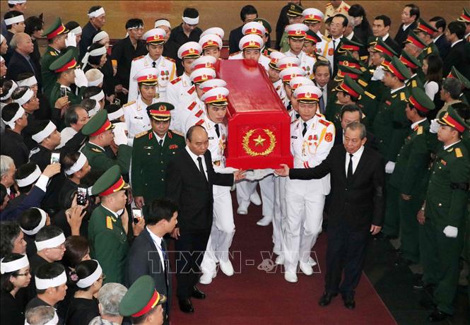 Trong ảnh: Thủ tướng Nguyễn Xuân Phúc và Phó Thủ tướng Thường trực Trương Hòa Bình chuyển linh cữu đồng chí Đồng Sỹ Nguyên về nơi an nghỉ cuối cùng. Ảnh: Văn Điệp – TTXVN