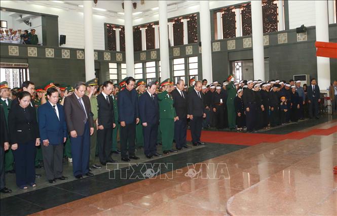 Trong ảnh: Thủ tướng Nguyễn Xuân Phúc, Trưởng ban Lễ tang và các đại biểu dành một phút mặc niệm tại Lễ truy điệu và đưa tang đồng chí Trung tướng Đồng Sỹ Nguyên. Ảnh: Doãn Tấn - TTXVN