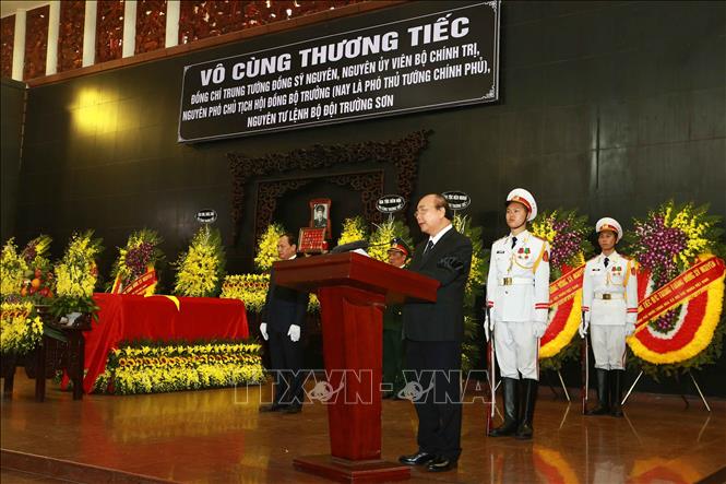 Trong ảnh: Thủ tướng Nguyễn Xuân Phúc, Trưởng ban Lễ tang đọc điếu văn tiễn đưa đồng chí Trung tướng Đồng Sỹ Nguyên. Ảnh: Doãn Tấn - TTXVN
