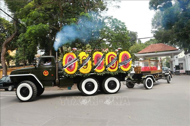 Trong ảnh: Đoàn xe đưa linh cữu đồng chí Trung tướng Đồng Sỹ Nguyên về nới an nghỉ cuối cùng . Ảnh: Doãn Tấn - TTXVN