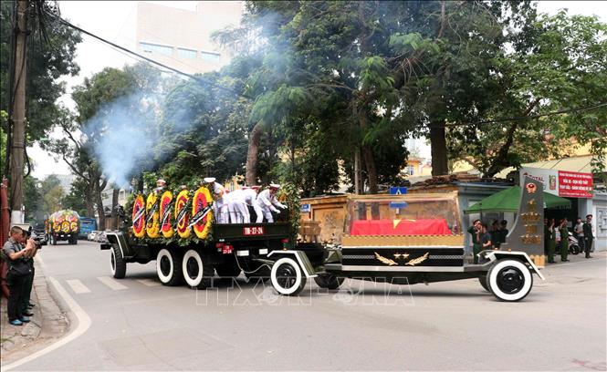 Trong ảnh: Đoàn xe đưa linh cữu đồng chí Trung tướng Đồng Sỹ Nguyên về nới an nghỉ cuối cùng . Ảnh: Doãn Tấn - TTXVN