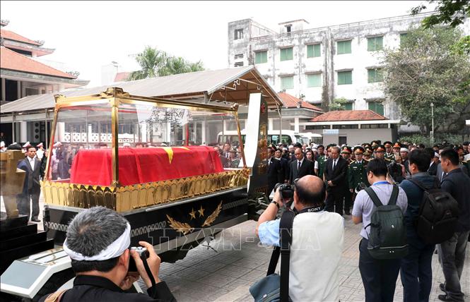 Trong ảnh: Linh xa đưa linh cữu đồng chí Trung tướng Đồng Sỹ Nguyên về nới an nghỉ cuối cùng. Ảnh: Doãn Tấn - TTXVN