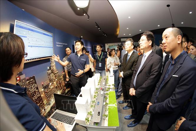 Trong ảnh: Các đại biểu tham quan, tìm hiểu Trung tâm và các gian hàng Demo trong ngày ra mắt Trung tâm Đổi Mới Sáng Tạo về Internet Vạn Vật. Ảnh: Anh Tuấn – TTXVN