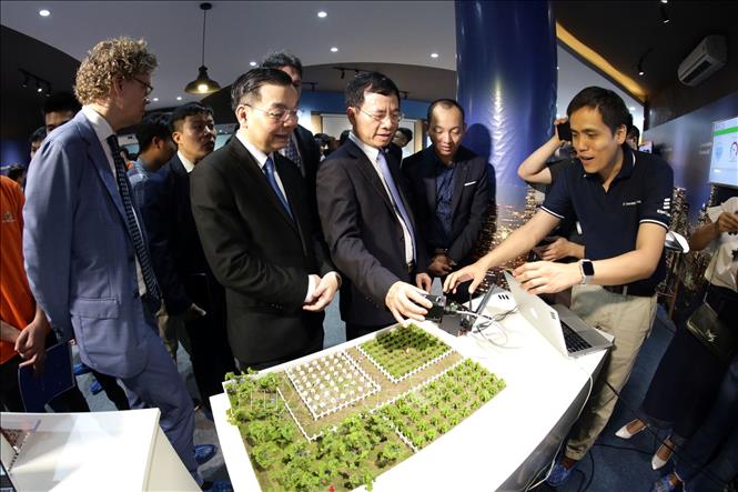 Trong ảnh: Các đại biểu tham quan, tìm hiểu Trung tâm và các gian hàng Demo trong ngày ra mắt Trung tâm Đổi Mới Sáng Tạo về Internet Vạn Vật. Ảnh: Anh Tuấn – TTXVN