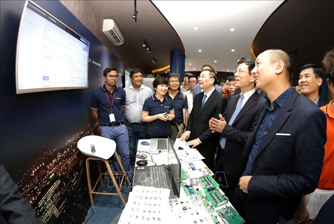 Trong ảnh: Các đại biểu tham quan, tìm hiểu Trung tâm và các gian hàng Demo trong ngày ra mắt Trung tâm Đổi Mới Sáng Tạo về Internet Vạn Vật. Ảnh: Anh Tuấn – TTXVN