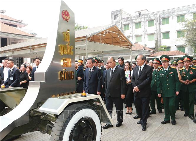 Trong ảnh: Thủ tướng Nguyễn Xuân Phúc, Trưởng ban Lễ tang và Phó Thủ tướng Thường trực Trương Hòa Bình đưa đồng chí Trung tướng Đồng Sỹ Nguyên về nơi an nghỉ cuối cùng. Ảnh: Doãn Tấn - TTXVN