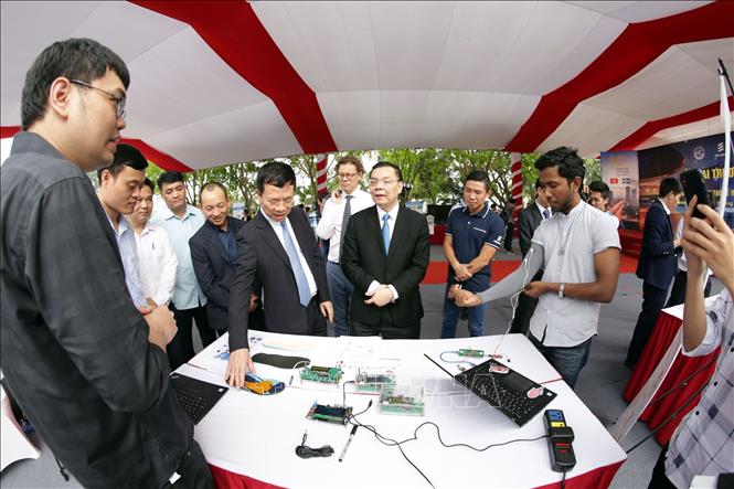 Trong ảnh: Các đại biểu tham quan, tìm hiểu Trung tâm và các gian hàng Demo trong ngày ra mắt Trung tâm Đổi Mới Sáng Tạo về Internet Vạn Vật. Ảnh: Anh Tuấn – TTXVN