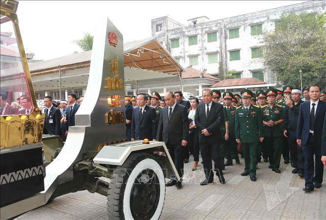 Trong ảnh: Thủ tướng Nguyễn Xuân Phúc, Trưởng ban Lễ tang và Phó Thủ tướng Thường trực Trương Hòa Bình đưa đồng chí Trung tướng Đồng Sỹ Nguyên về nơi an nghỉ cuối cùng. Ảnh: Doãn Tấn - TTXVN