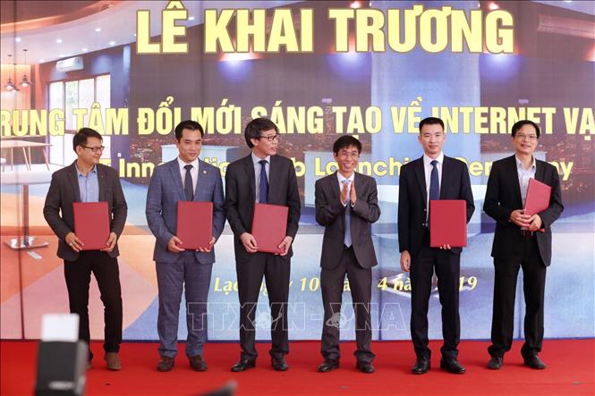 Trong ảnh: Ông Nguyễn Trung Quỳnh, Phó Trưởng Ban quản lý Khu Công nghệ cao Hòa Lạc trao ký kết hợp tác với các doanh nghiệp tại Lễ ra mắt Trung tâm Đổi mới sáng tạo về Internet Vạn Vật. Ảnh: Anh Tuấn – TTXVN