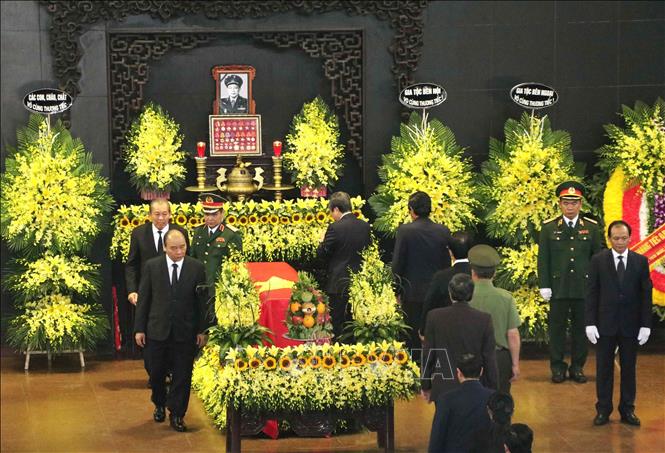 Trong ảnh: Thủ tướng Nguyễn Xuân phúc và các đồng chí lãnh đạo, nguyên lãnh đạo Đảng, Nhà nước đi vòng quan lĩnh cữu đồng chí Đồng Sỹ Nguyên lần cuối. Ảnh: Văn Điệp – TTXVN