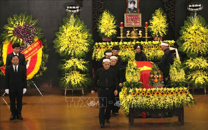 Trong ảnh: Gia quyến đi vòng qua lĩnh cữu đồng chí Đồng Sỹ Nguyên lần cuối. Ảnh: Văn Điệp – TTXVN